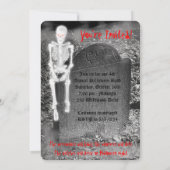 Skelett on Gravestone Halloween-Party Einladung (Rückseite)