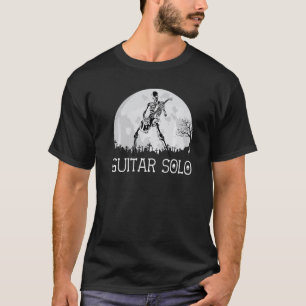 Skelett spielt E-Gitarren-Solo im mondbeschienenen T-Shirt