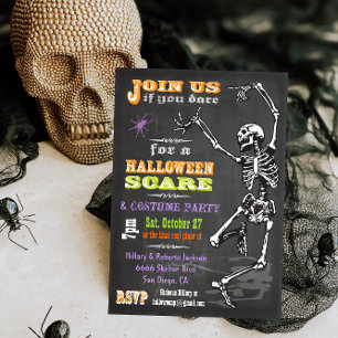 Skelett tanzt auf der Tafel Halloween-Party-Einlad Einladung