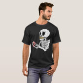 Skelett trinkt Kaffee. T-Shirt (Vorne ganz)