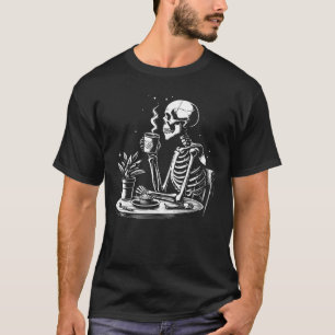 Skelett trinkt schwarzen Kaffee T-Shirt