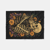 Skelett umarmt KatzenfloralHalloween Katzen Lover Fleecedecke (Vorderseite (Horizontal))