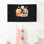 Skelett umarmt KatzenHalloween Katzenkatze-Katze-K Banner (Insitu)