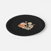 Skelett umarmt KatzenHalloween Katzenkatze-Katze-K Pappteller (Schrägansicht)