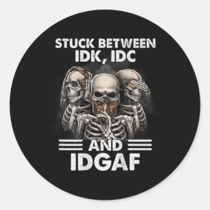 Skelett zwischen Idk Idc und Idgaf steckt (auf der Runder Aufkleber