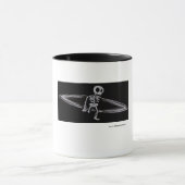 Skelettartige Amputiertersurfer-Tasse Tasse (Zentrum)