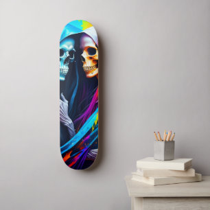 Skelette eingehüllt in einem Regenbogen Skateboard