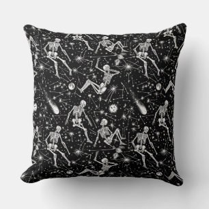 Skelette im Weltraumhintergrund Kissen