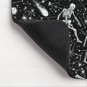Skelette im Weltraumhintergrund Mousepad (Ecke)