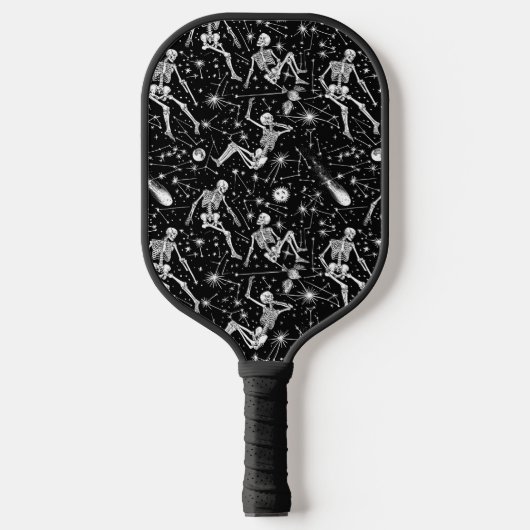 Skelette im Weltraumhintergrund Pickleball Schläger (Vorderseite)