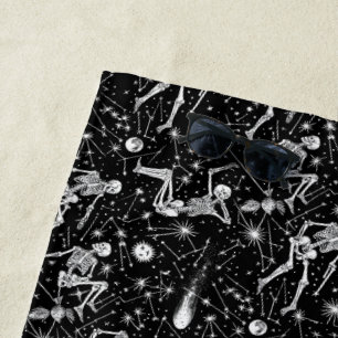 Skelette im Weltraumhintergrund Strandtuch