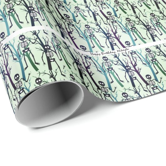 Skelette in Bäumen Geschenkpapier (Rolleneckpunkt)
