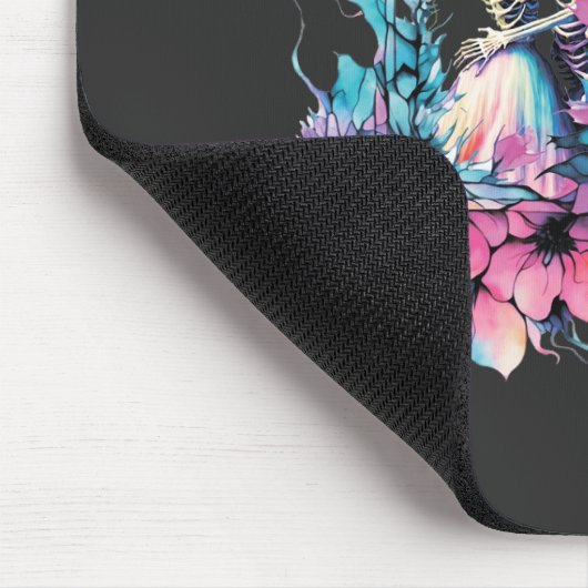 Skelette in Liebe. Ein Strauß Blume. Mousepad (Ecke)