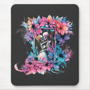 Skelette in Liebe. Ein Strauß Blume. Mousepad