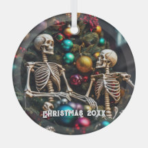 Skelette und farbenfrohe Ornamente Weihnachten