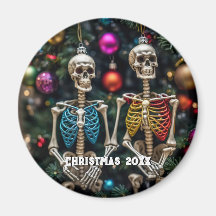 Skelette und farbenfrohe Ornamente Weihnachten