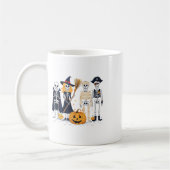 Skelette und Freunde in Kostümen Herbstsaison Kaffeetasse (Links)
