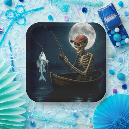 Skelettfischen in einem Holzrowboat Pappteller (Party)