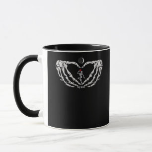 Skelettfrauen mit rotem Herz aus Fieber Tasse