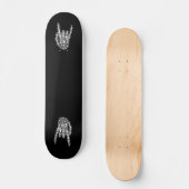Skeletthand, Felsen und Rollen Skateboard (Vorderseite)