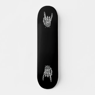 Skeletthand, Felsen und Rollen Skateboard