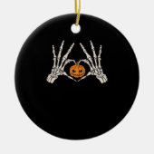 Skeletthand Herz und Kürbiskugel Funny Skull Hallo Keramik Ornament (Vorne)