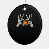 Skeletthand Herz und Kürbiskugel Funny Skull Hallo Keramik Ornament (Links)