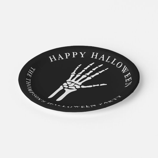 Skeletthand-Silhouette auf Schwarz-Happy Halloween Pappteller (Schrägansicht)