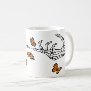Skeletthandschuhe und Monarchschmetterlinge Kaffeetasse
