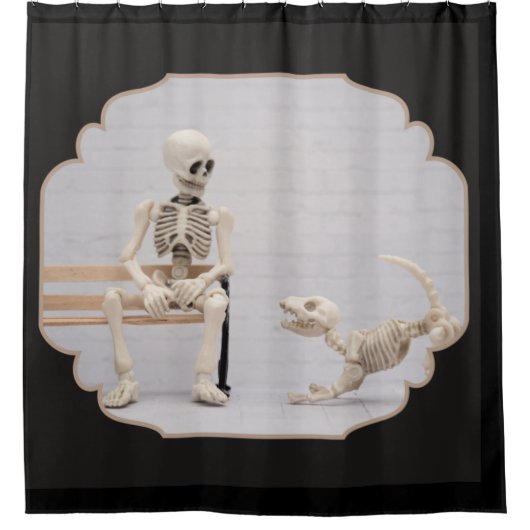 Skeletthund und Eigentümerduschvorhang Duschvorhang (Vorderseite)