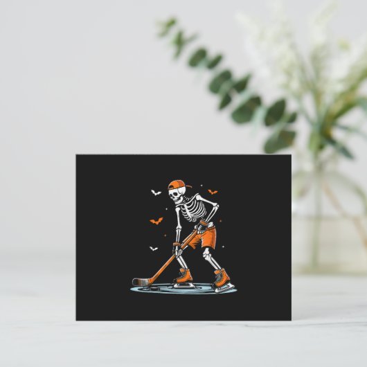 Skeletti Eishockey Halloween Boys Funny Halloween RSVP Karte (Stehend Vorderseite)