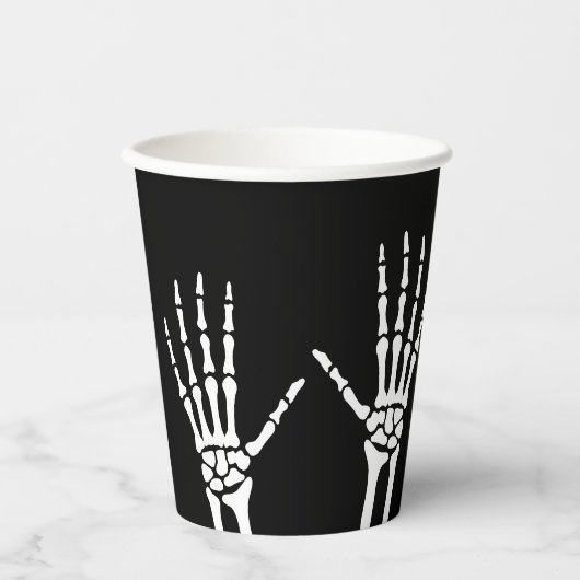 Skelettknochen auf schwarzem Halloween Pappbecher (Vorderseite)