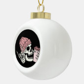 Skelettkopf mit Cap auf einem Keramik Kugel-Ornament (Rechts)