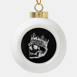 Skelettkopf mit einer Krone auf einem Keramik Kugel-Ornament