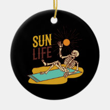 Skelton liegt in der Sonne auf einem