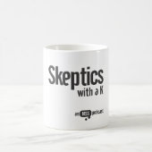 Skeptiker mit einer k-Tasse Kaffeetasse (Mittel)