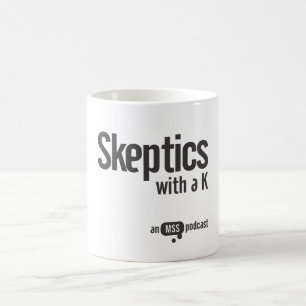 Skeptiker mit einer k-Tasse Kaffeetasse