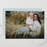 Sketched Cursive Full Foto Hanukkah Folien Feiertagskarte<br><div class="desc">Mit diesen schicken Hanukkah-Fotokarten können Sie Ihre Lieblings-Vollblutkarten mit horizontalem oder landschaftsorientiertem Foto teilen. "Happy Hanukkah" erscheint als glänzendes,  echtes Folientext-Overlay in klassischer Serif und lässiger handskizzierter kursiver Schrift. Personalisieren Sie Ihre Daten mit Ihrem Familiennamen.</div>