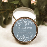 Sketched Floral Dusty Blue Wedding Runder Aufkleber<br><div class="desc">Elegante florale Hochzeitsaufkleber mit weißgestrichenen Blume und Blätter mit staubblauem Hintergrund. Personalisieren Sie die gezeichneten Blumenaufkleber mit Ihren Namen. Die Blumenaufkleber eignen sich hervorragend zum Abdichten von Hochzeitsumschlägen,  Gastgeschenke Hochzeiten und vielem mehr! Entworfen,  um mit unserer Hochzeitskollektion Sketched Floral zu koordinieren.</div>