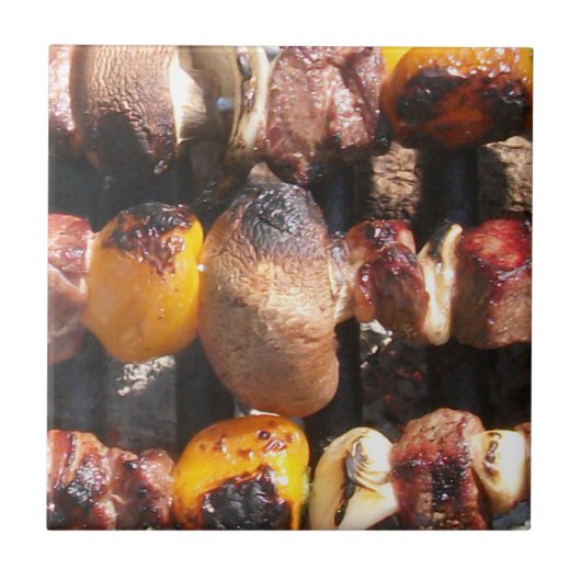 Skewered Kabobs auf Barbecue Grill Fliese (Vorderseite)