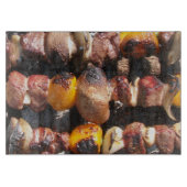 Skewered Kabobs auf Barbecue Grill Schneidebrett (Vorderseite)