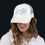 Ski Bachelorette Letzten Toast auf der Piste Hat Truckerkappe<br><div class="desc">Junggeselinnen-Abschied-Hut für den individuellen Bedarf. Wenn Sie einen Winterbachelorette-Urlaub planen, sind diese Après Ski Party-Artikel die perfekte Ergänzung, um das Wochenende zu einem besonderen Erlebnis zu machen! Mit charmanten, handgezeichnet Skiern, Cocktails, Schneeflocken, Diskobällen, Champagner, Skischuhen und vielem mehr bringt jedes Stück eine spielerische, festliche Atmosphäre in Ihre Feier. Diese Gegenstände...</div>