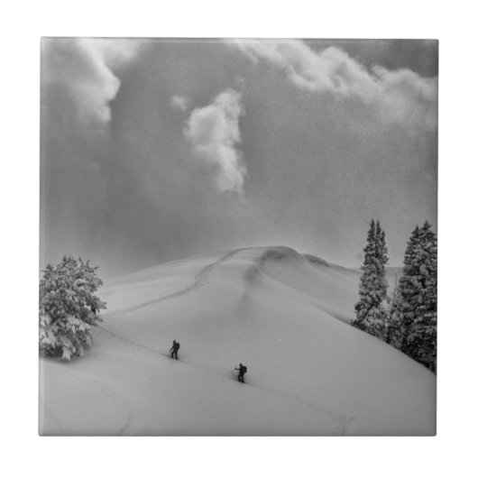 Ski-Bergsteiger im frischen Pulverschnee Fliese (Vorderseite)