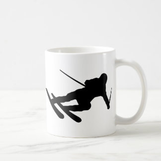 Ski fahrender abschüssiger Skifahrer des Skis Kaffeetasse