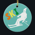 Ski Retro Skier Winter Aquamarin White Keramik Ornament<br><div class="desc">Cooles Wintermotiv-Design. Skifahren im Vintagen Retroski-Anzug. Wunderschönes Wintersportspendengeschenk für Skifahrer in Ihrem Kreis von Freunden,  Kollegen oder Familie. Whimsical Skier Kunstwerk Illustration Design. Skifahrer Ski Wohngestaltung,  Skiteam,  Skicoach Geschenk.</div>