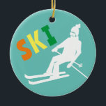 Ski Retro Skier Winter Aquamarin White Keramik Ornament<br><div class="desc">Cooles Wintermotiv-Design. Skifahren im Vintagen Retroski-Anzug. Wunderschönes Wintersportspendengeschenk für Skifahrer in Ihrem Kreis von Freunden,  Kollegen oder Familie. Whimsical Skier Kunstwerk Illustration Design. Skifahrer Ski Wohngestaltung,  Skiteam,  Skicoach Geschenk.</div>