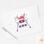 Ski Santa Rabbit mit Weihnachtsmannmütze und Skist Quadratischer Aufkleber (Umschlag)