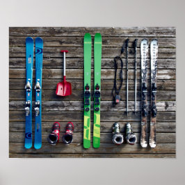 Ski, Stiefel, Skiausrüstung an der Wand hängen Poster