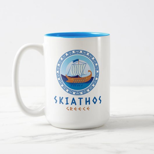 Skiathos, Griechenland, griechisches Schiffsdesign Zweifarbige Tasse (Links)