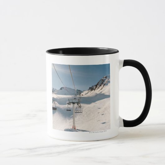 Skiaufzug in der sonnigen schneebedeckten tasse (Rechts)
